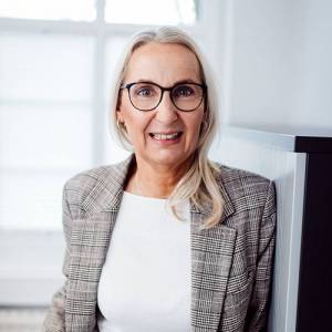 Wenn mein Kind morgens krank wird, schreibe ich kurz Bescheid und arbeite von zuhause – das ist hier völlig normal. Ich teile mir meine Zeit ohnehin weitgehend selbst ein, Hauptsache die Arbeit wird fertig. Als Mutter nimmt mir das enorm viel Druck. Und falls doch mal etwas hakt: Hier traut man sich, Dinge anzusprechen – und dann finden wir auch gemeinsam eine Lösung.